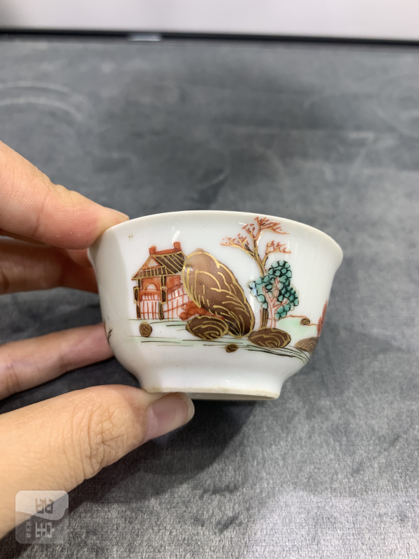 清乾隆粉彩描金山水楼阁纹小杯 - 图2